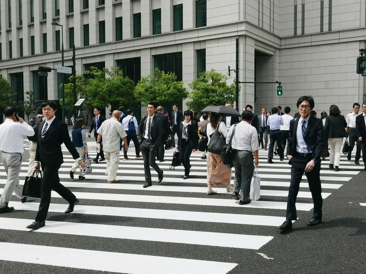 横断歩道を歩くビジネスパーソンたち