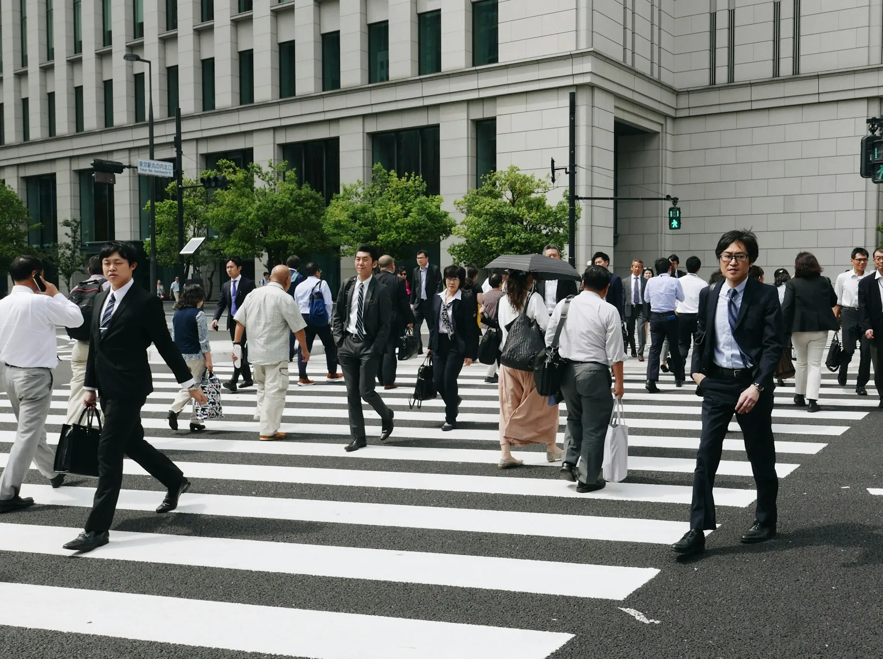 横断歩道を歩くビジネスパーソンたち